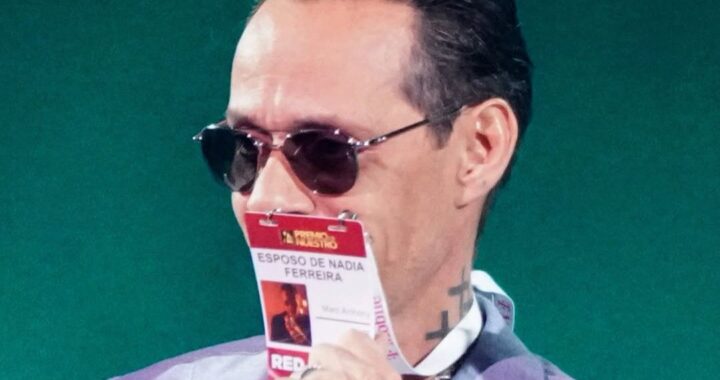 ¿Qué decía la credencial que tenía Marc Anthony en su cuello?