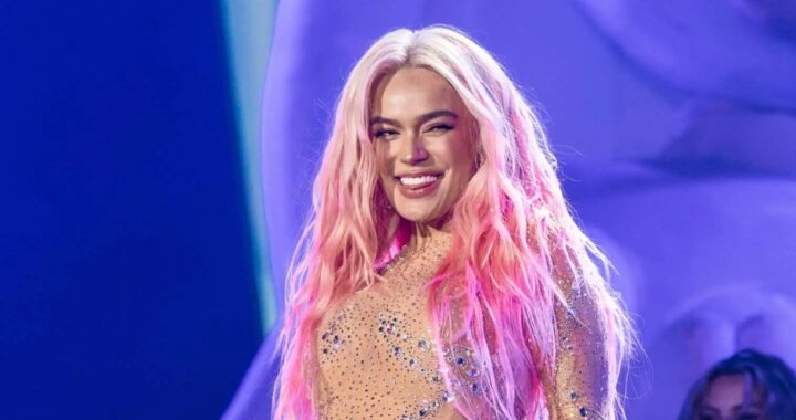 Karol G recibió un misterioso regalo de la familia de Selena Quintanilla