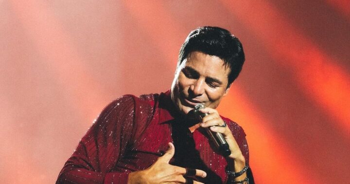 Con un susurro y su mirada, Chayanne vuelve a conquistar