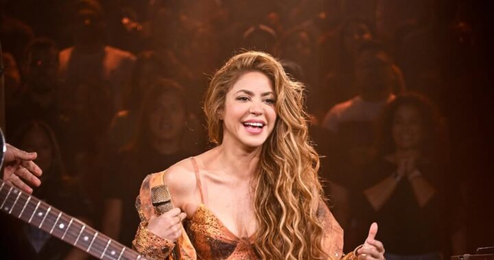 Shakira emociona con “Antología” y revive la magia de los 90 en el show de Jimmy Fallon
