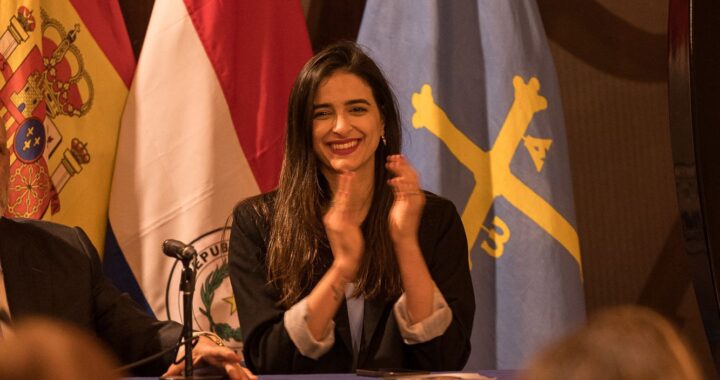 Pati Ginzo presentó su libro en Asturias durante los festejos patrios de Paraguay
